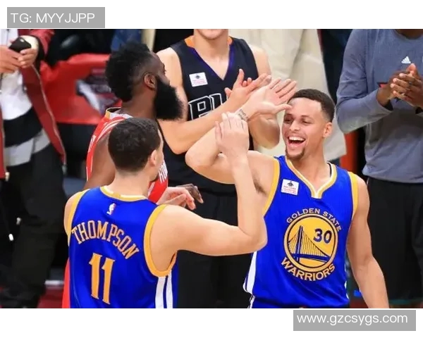 库里三分大赛决赛狂轰20球创纪录荣耀时刻引发全场欢呼 库里三分大赛决赛狂轰20球创纪录荣耀时刻引发全场欢呼